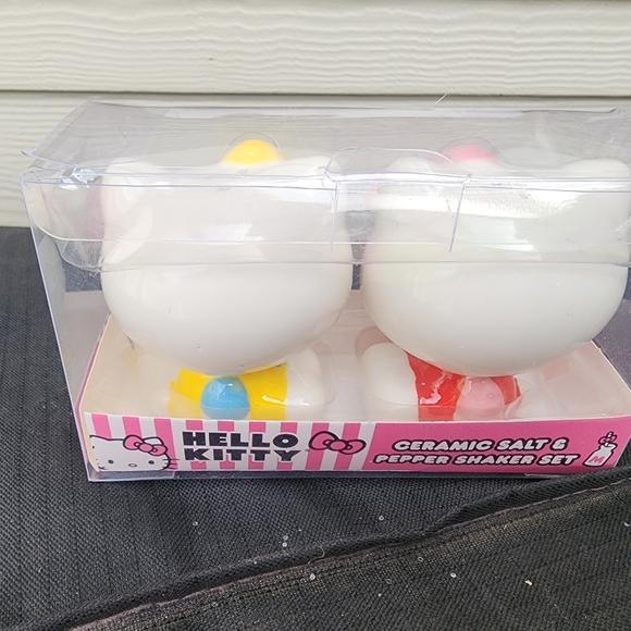 NWT Adorable Cermanic Hello Kitty Salt & Pepper shackers ! - Picture 3 of 5